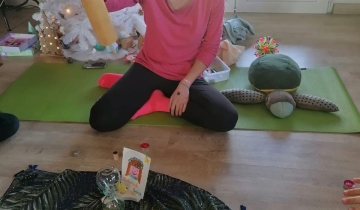 Familien yoga kurtsoak proposatzen dütü Marion Cazenave bildoztarrak